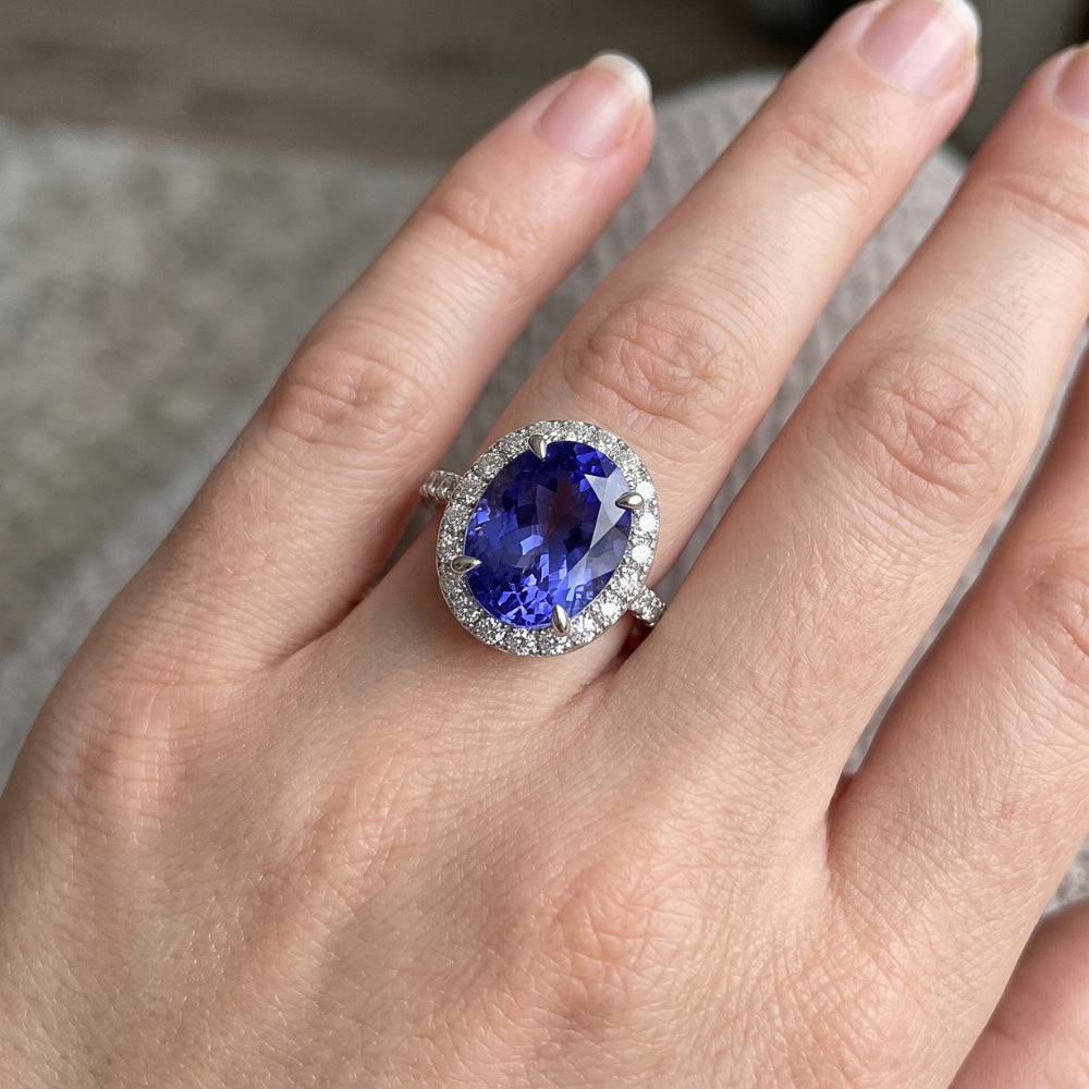 7.75 ct Goldschmuck Ovaler Tansanit mit Halo-Aus der Erde Abgebauter Natürlicher Diamantring