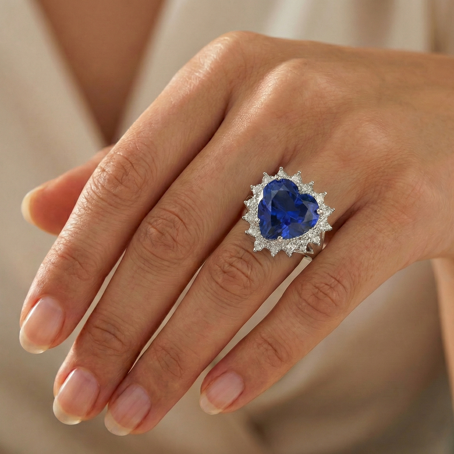 7.61 Ct Herz Sri Lanka Ring mit blauem Saphir und Aus der Erde Abgebauter Natürlicher Diamanten