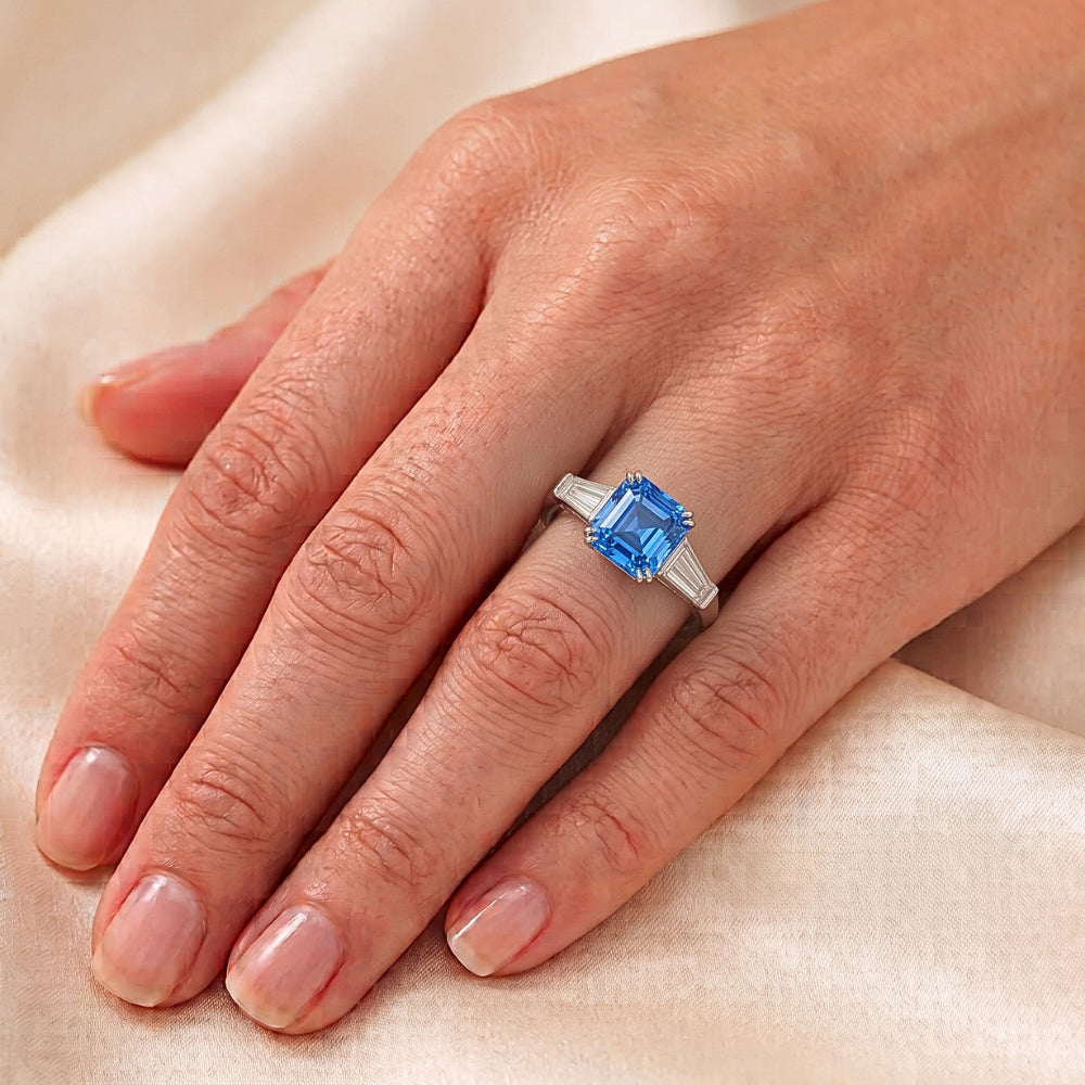 Asscher Saphir-Ring aus Gold mit drei Steinen 2.50 Karat Baguette-Aus der Erde Abgebauter Natürlicher Diamanten