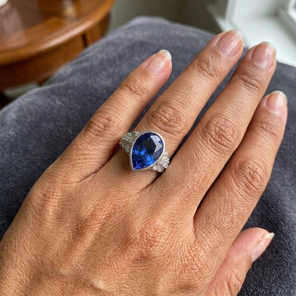 Aus der Erde Abgebauter Natürlicher Diamantring New Bezel Set Birnenblauer Saphir Mit Akzenten 4,25 Karat