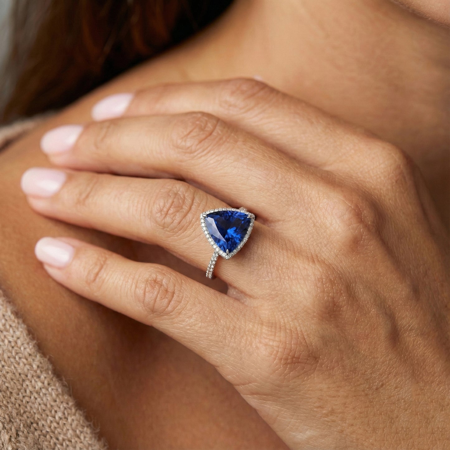 Natürlicher Diamant ( nicht im Labor gezüchtet ) Halo Ring Trillion Shaped Deep Blue Saphir 4 Karat