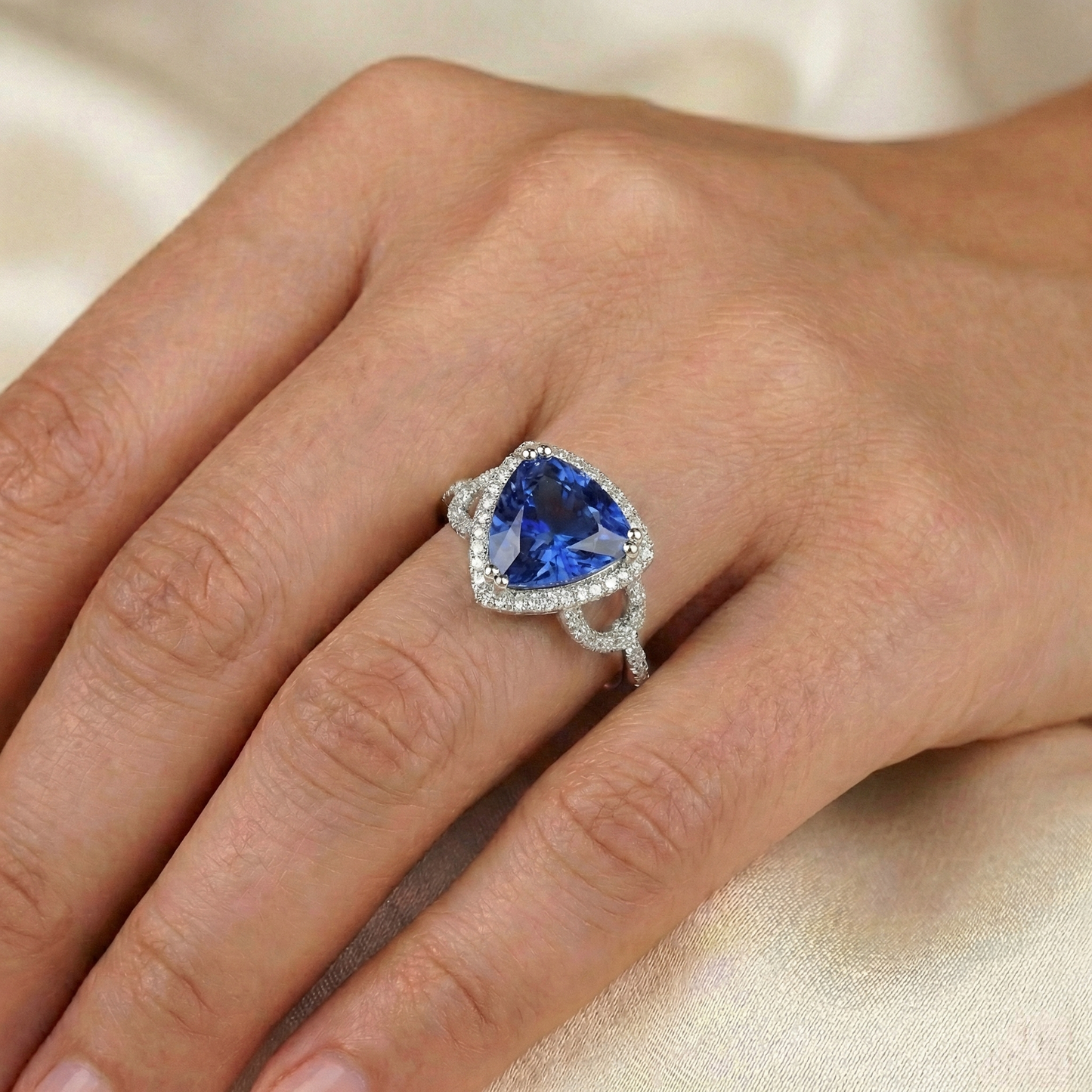 Aus der Erde Abgebauter Natürlicher Diamant Halo Trillion Srilanka Saphir Ring 3 Karat akzentuierter Schmuck