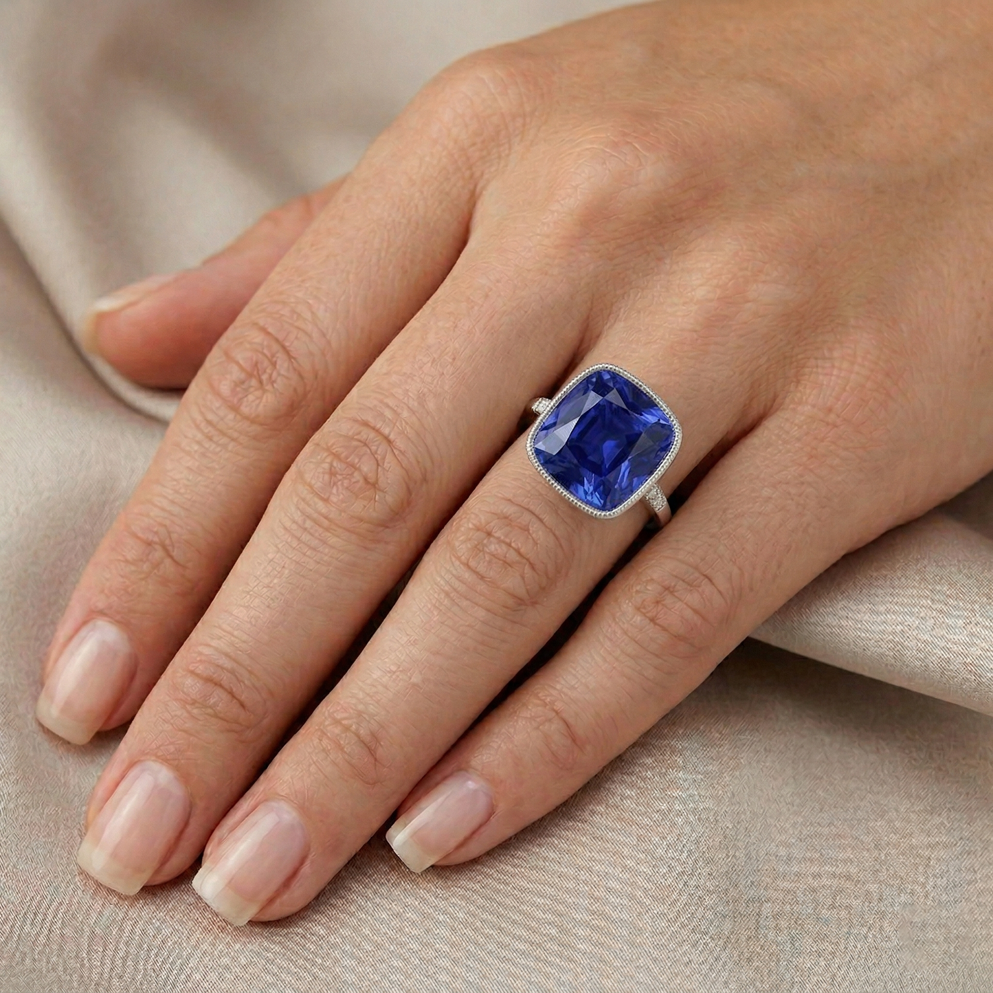 Aus der Erde Abgebauter Natürlicher Diamant und blauer Saphir Vintage Style Ring 6 Karat Edelstein