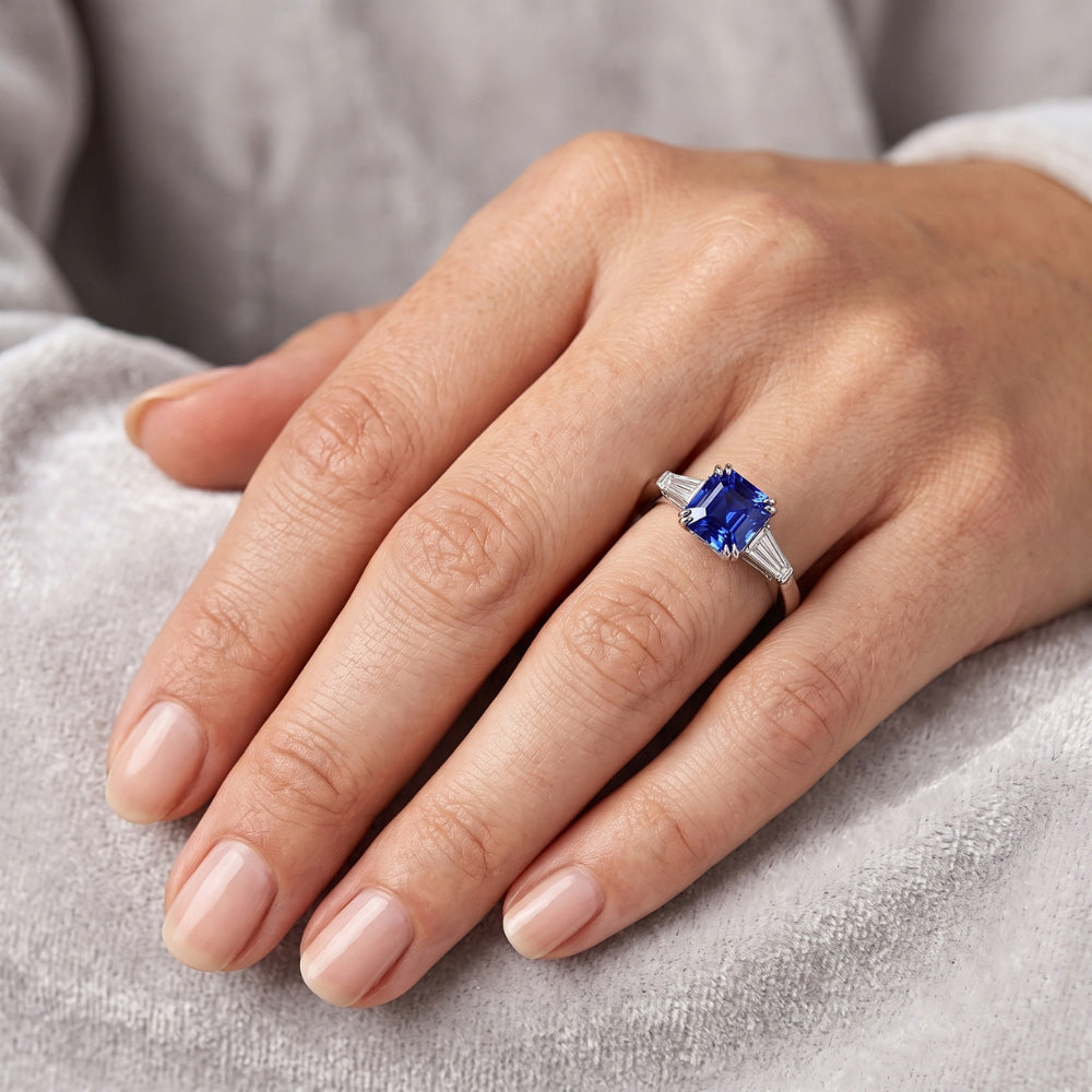 Baguette-Natürlicher Diamant ( nicht im Labor gezüchtet )-Ring mit 3 Steinen Tiefblauer Saphir im Asscher-Schliff 2 Karat