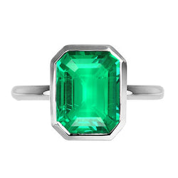 Schimmernder Edelstein-Ring mit Zargenfassung Smaragd – 2 Karat