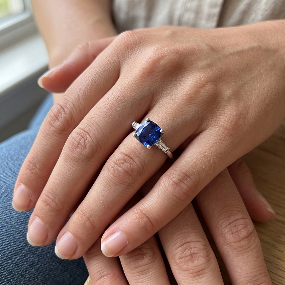 Blauer Kissen Saphir & Baguette Aus der Erde Abgebauter Natürlicher Diamanten 3 Stein Ring 2,75 Karat Neu