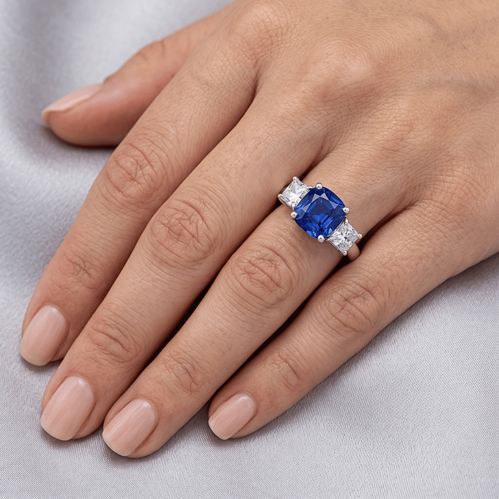 Blauer Saphir Drei-Steine-Ring & Kissen Natürlicher Diamant ( nicht im Labor gezüchtet )en 2 Karat Gold 14K