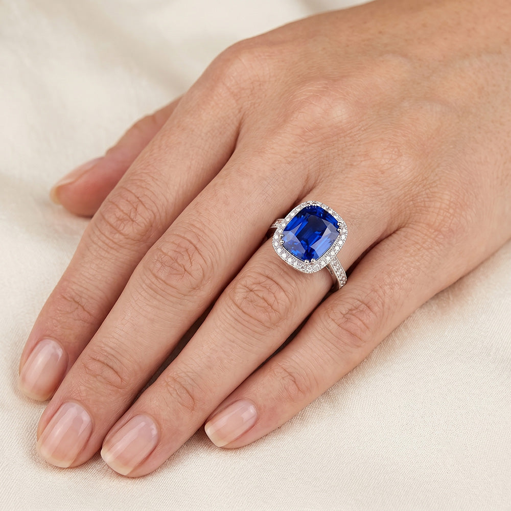 Blauer Saphir-Kissen und Ring mit Aus der Erde Abgebauter Natürlicher Diamanten im Rundschliff von 4.55 Karat WG 14K
