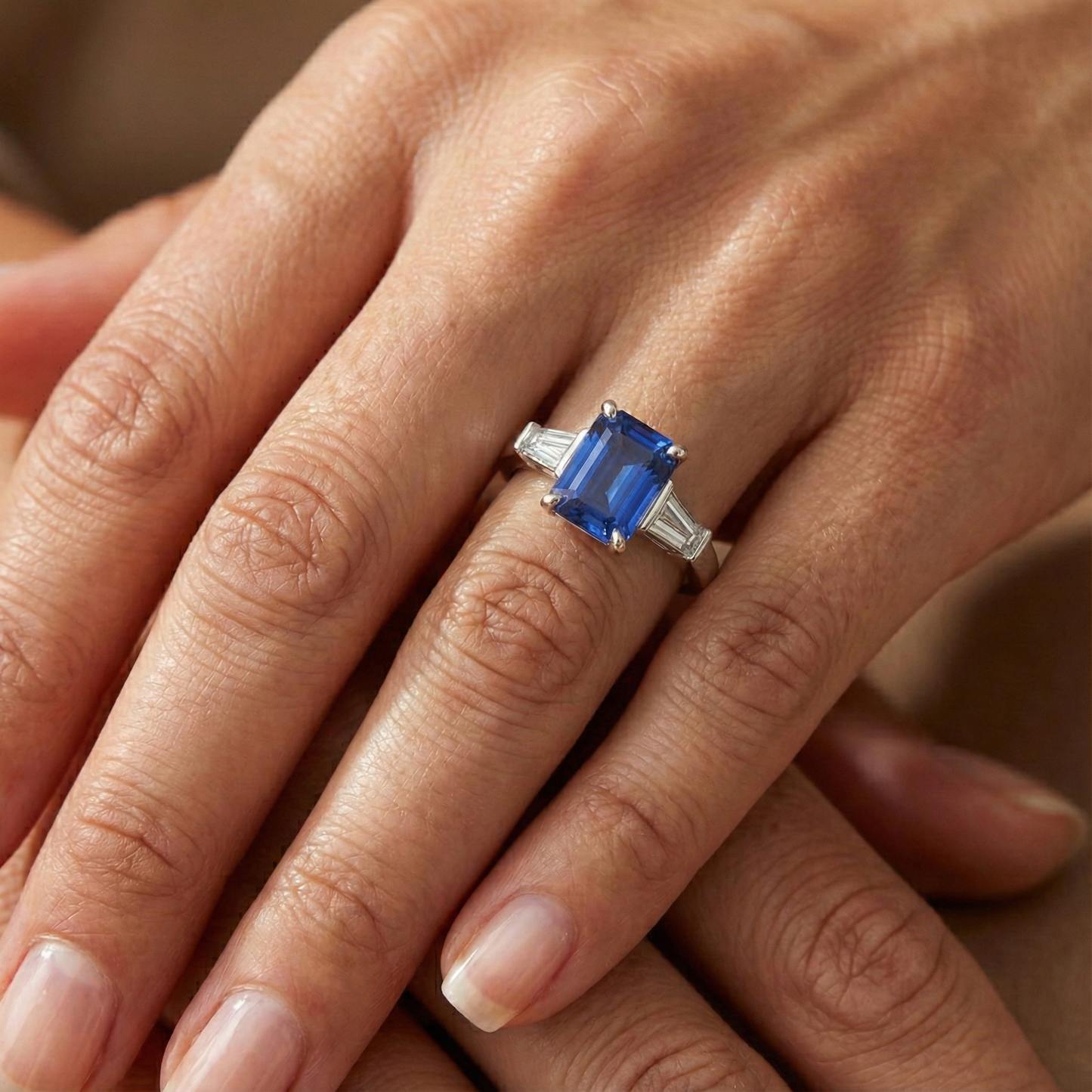 Blauer Saphir 3 Steine Smaragdförmiger Ring & Baguette Ring 3,50 Karat