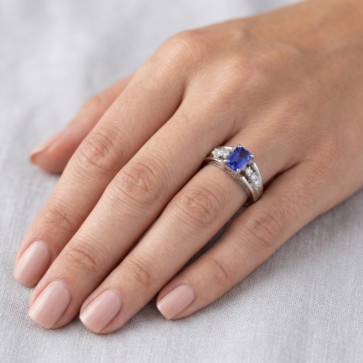 echter emerald saphir 1.30Karat ring auf Weiß