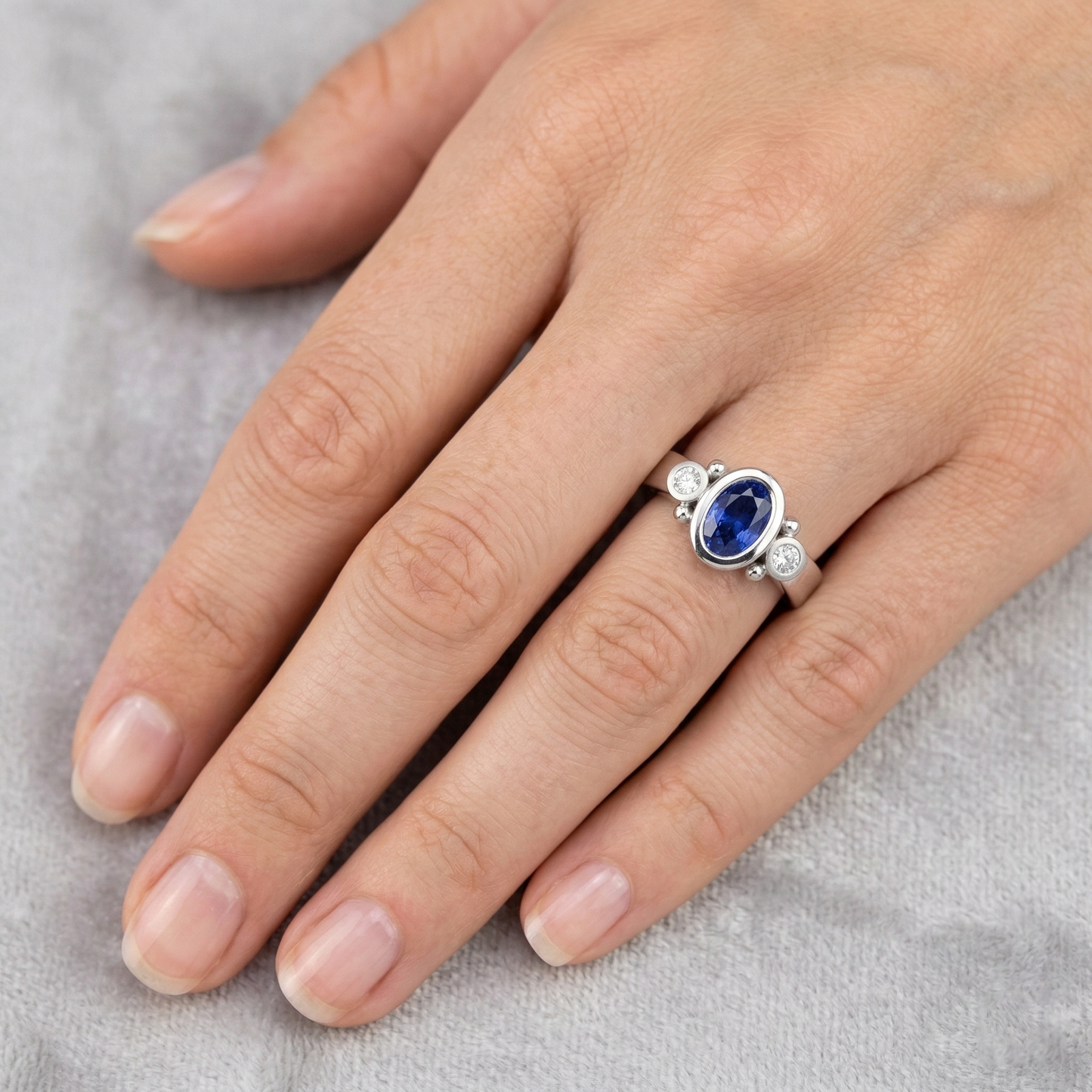 echter oval saphir 1.70Karat ring auf Weiß