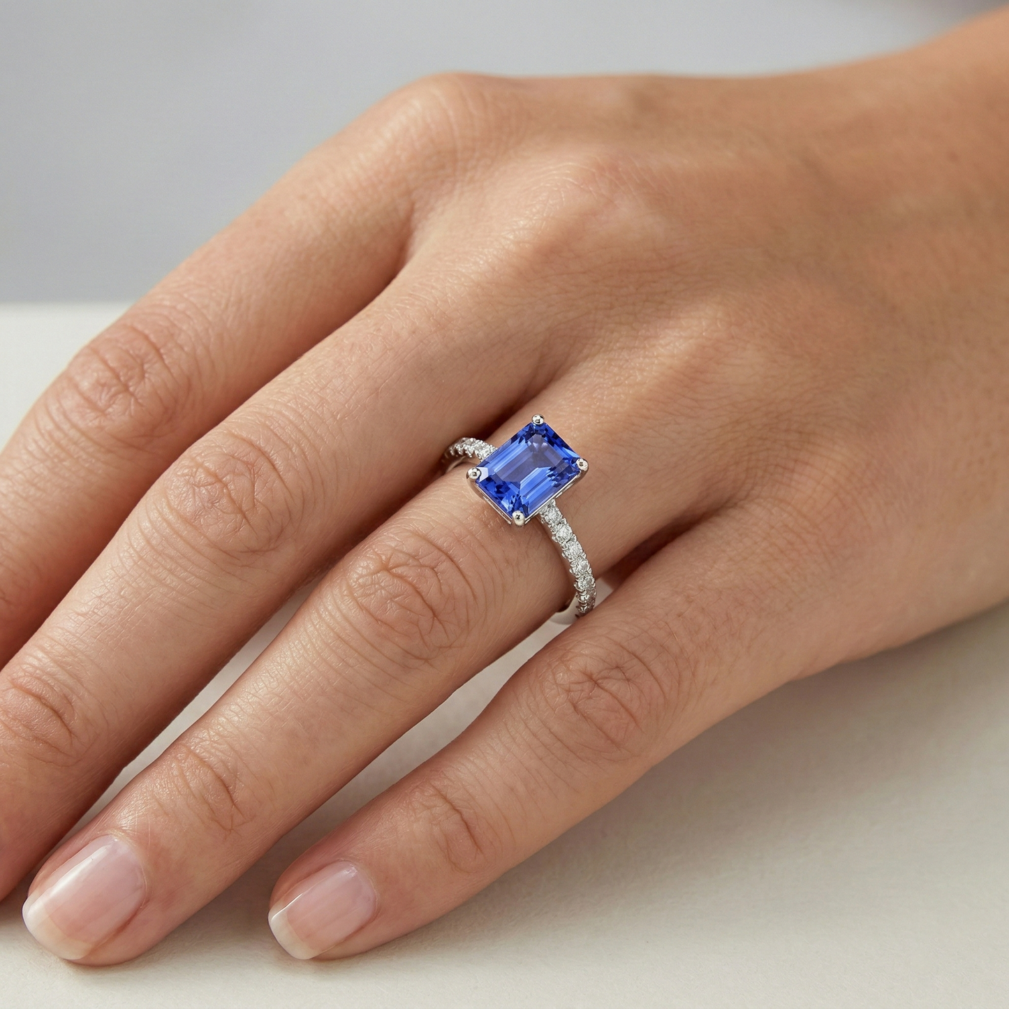 echter round diamant 3Karat ring auf Weiß
