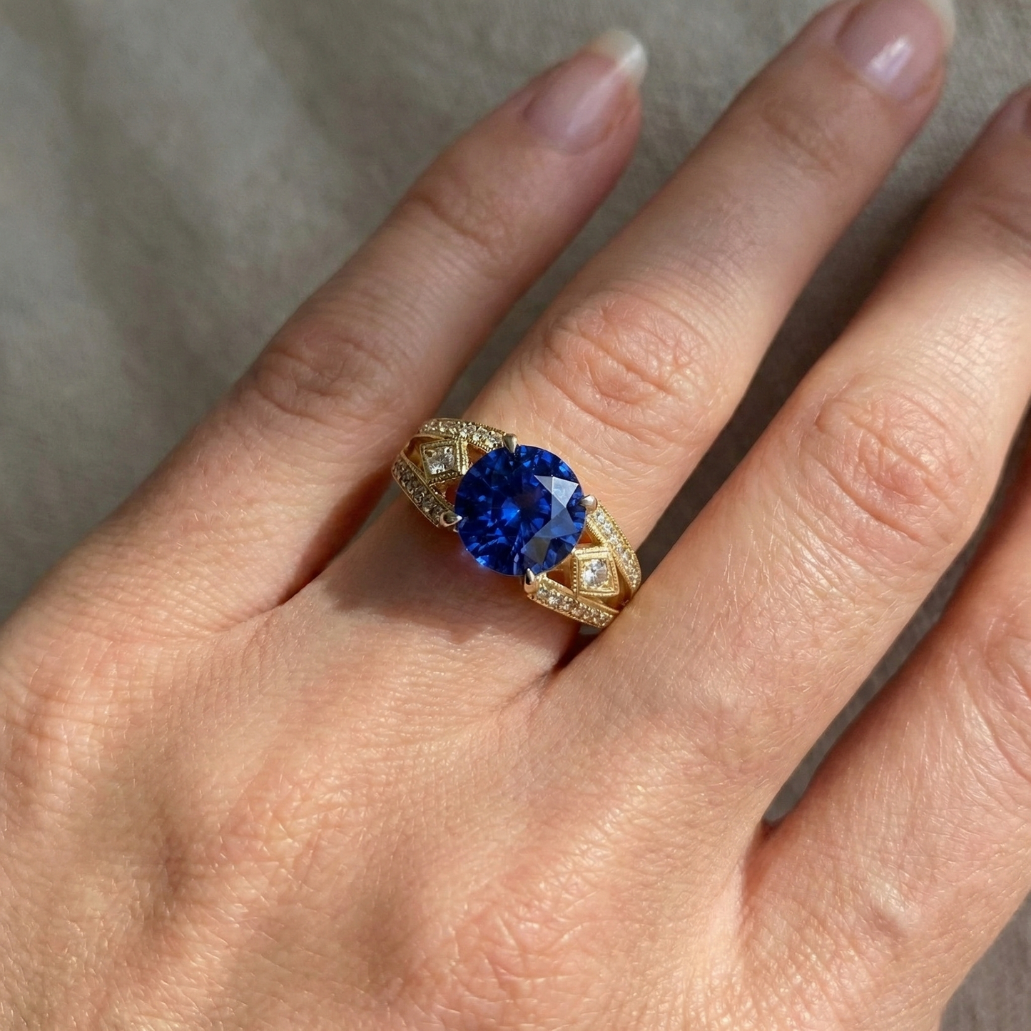 Ceylon Saphir Runde Aus der Erde Abgebauter Natürlicher Diamanten 3.76 Ct Ring Antik-Stil