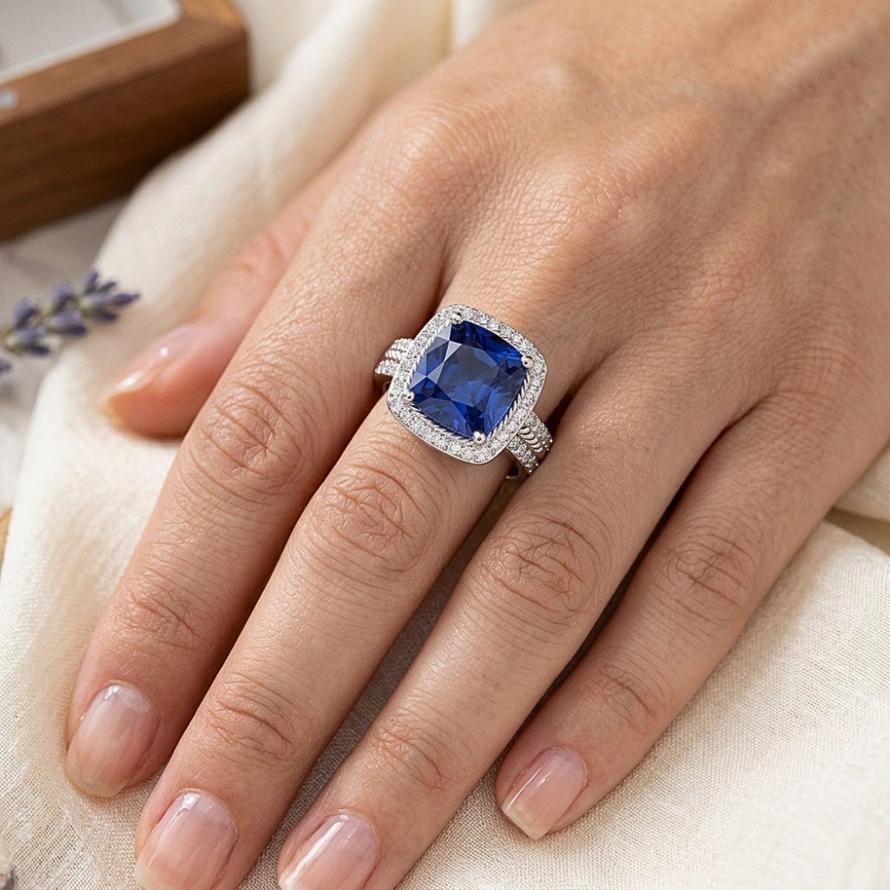 Damen Aus der Erde Abgebauter Natürlicher Diamant Ringkissen Halo Blue Saphir mit Akzenten 4,50 Karat