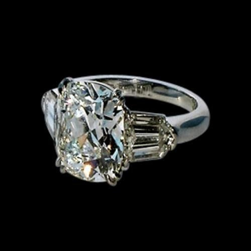 Damen Kissen & Baguette Echt Diamant 1,91 Ct. Ring aus Weißgold mit drei Steinen