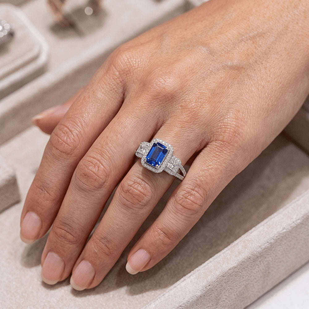 Doppelter Halo Smaragdschliff Ring Ceylon Saphir 4,50 Karat geteilter Schaft