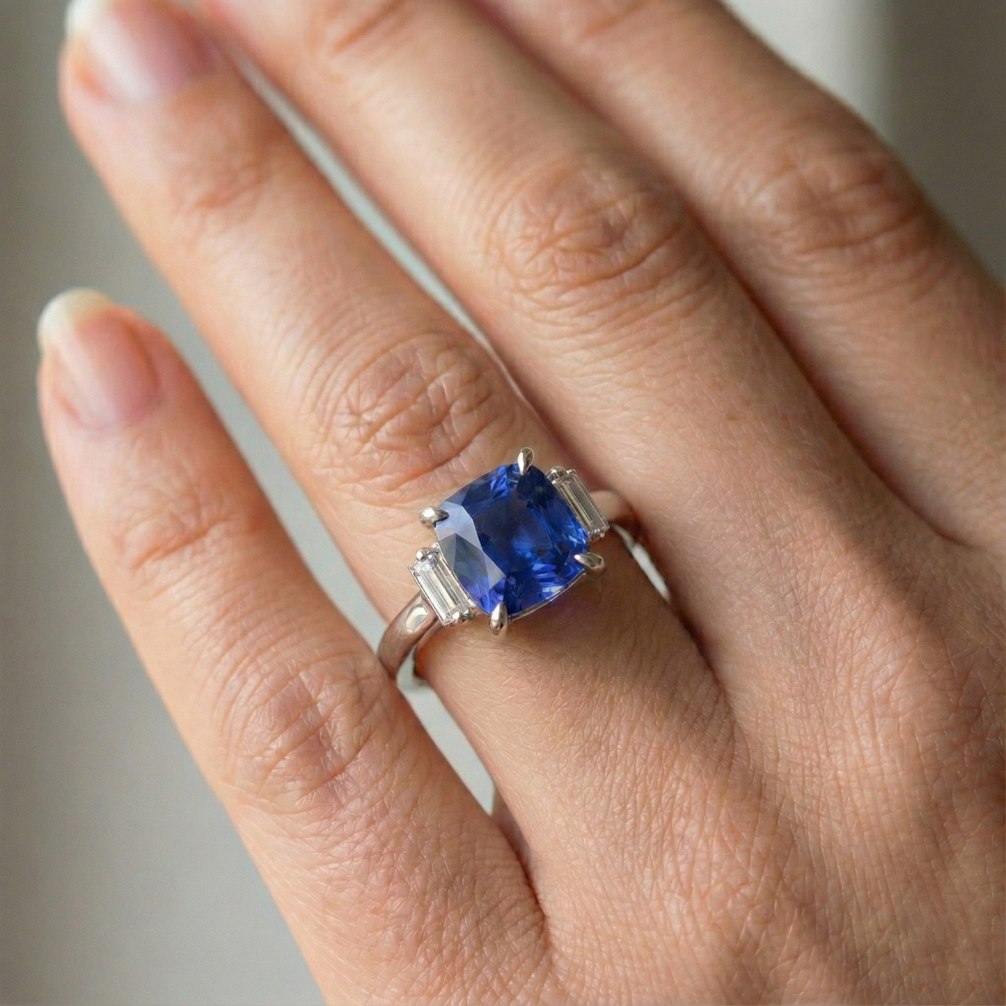 Drei-Stein-Aus der Erde Abgebauter Natürlicher Diamant-Blauer Saphir-Ring 3,25 Karat Weißgold