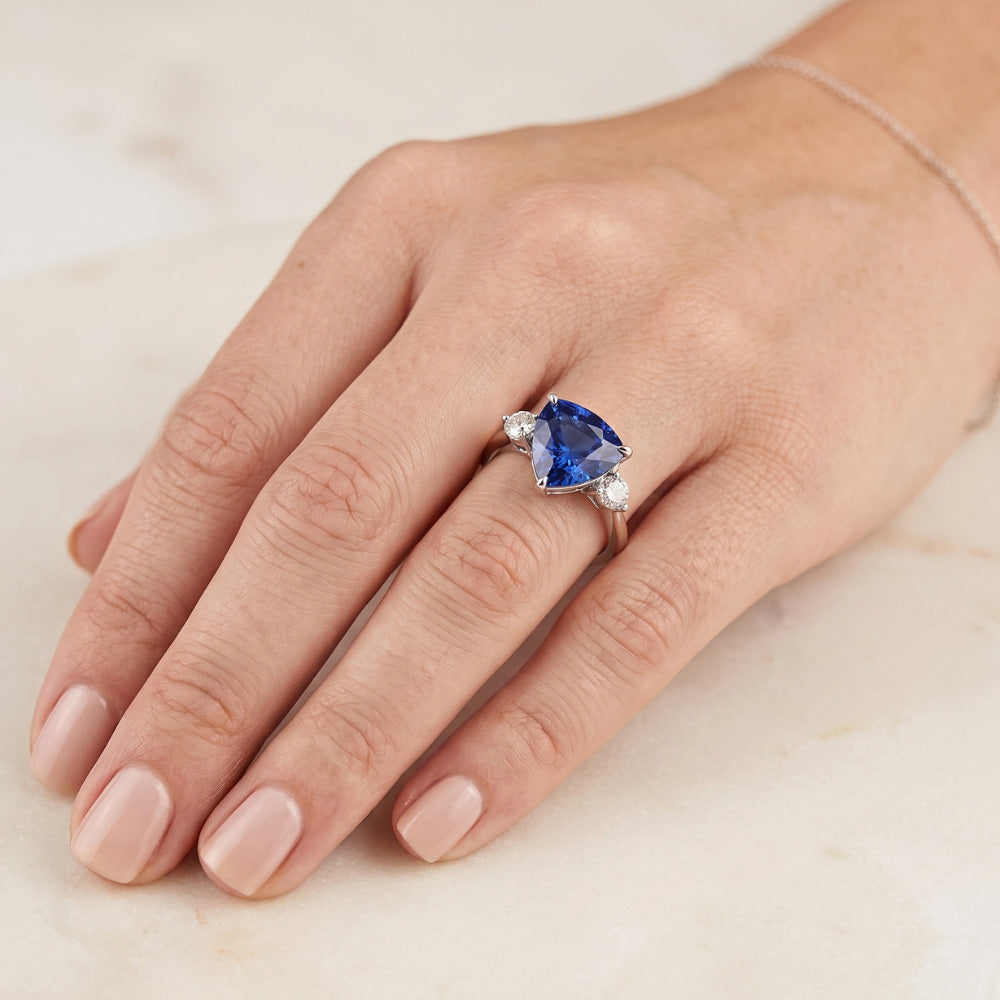 Drei-Steine-Billionen-Ceylon-Saphir-Ring 2,25 Karat runde Natürlicher Diamant ( nicht im Labor gezüchtet )en