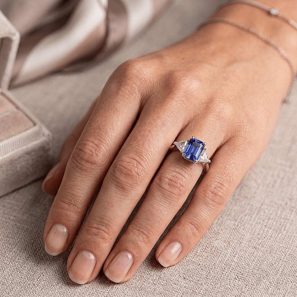 Drei-Steine-Billionen-Natürlicher Diamant ( nicht im Labor gezüchtet )-Ring Natürlicher blauer Saphir 2 Karat Zinken