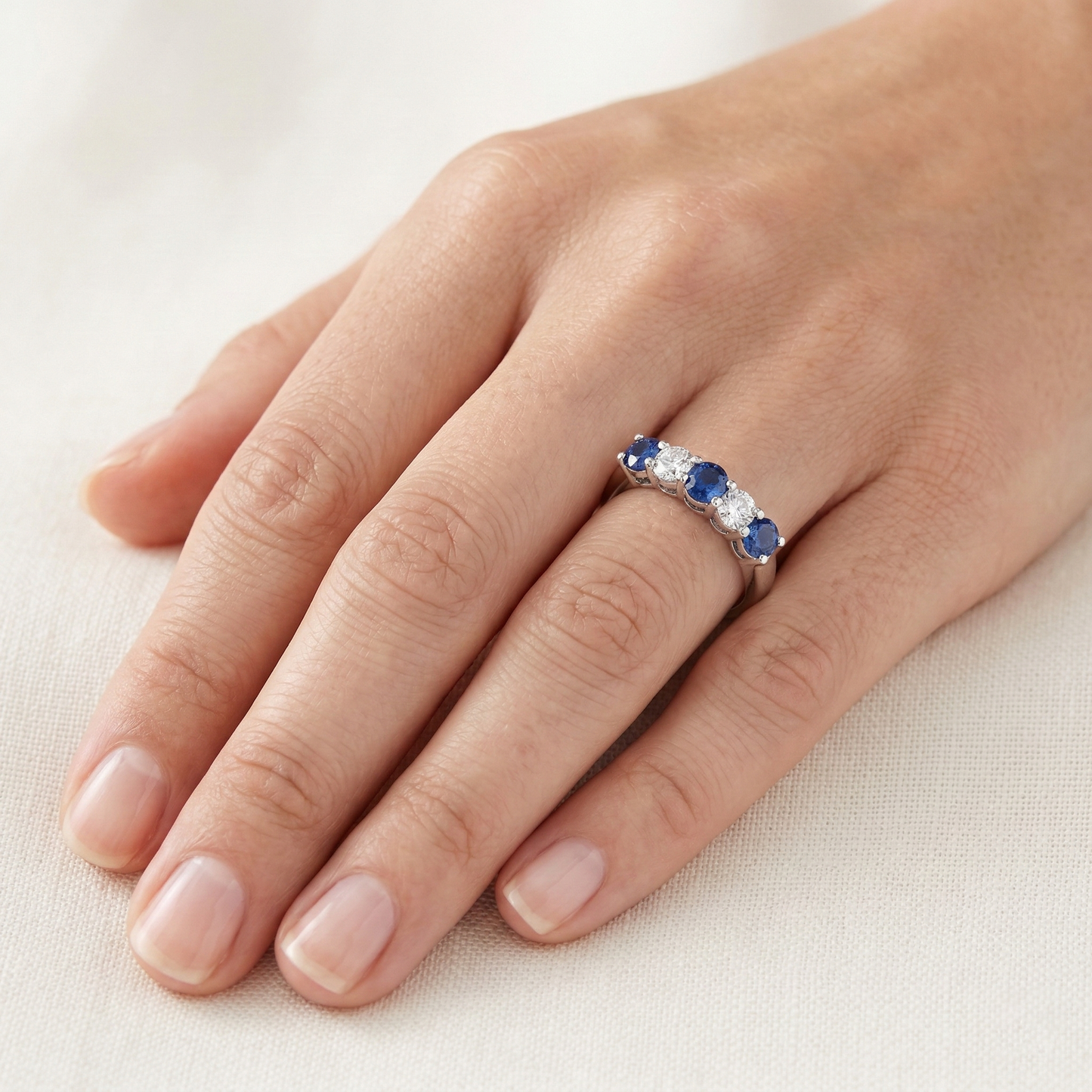 echter round saphir 1.50Karat ring auf Weiß