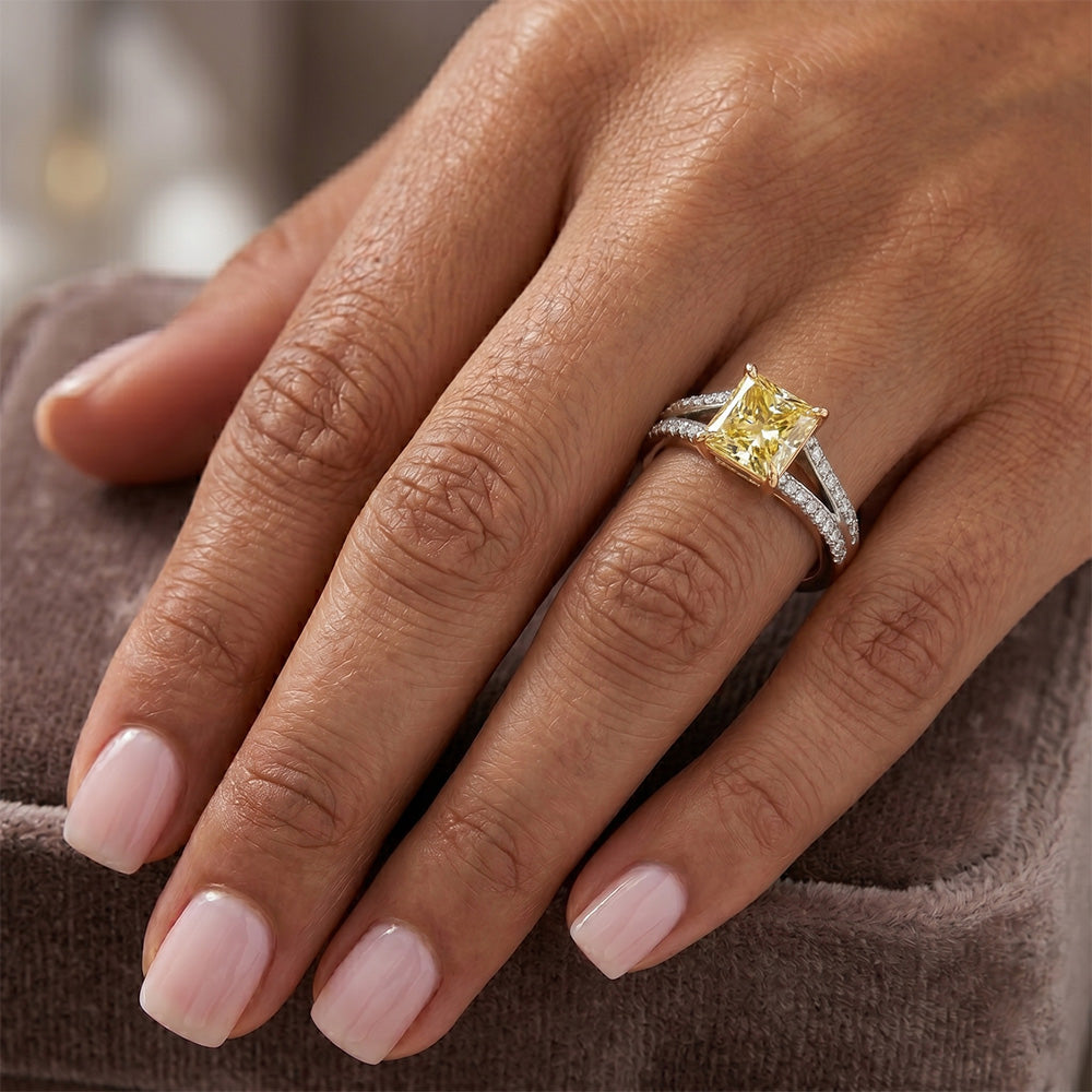 Funkelnder Solitär-Ring mit Akzenten – Fancy Gelber Diamant 1,75