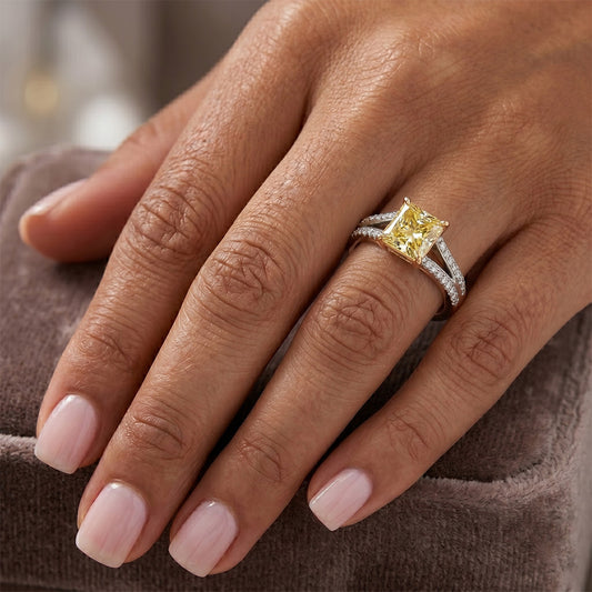 Funkelnder Solitär-Ring mit Akzenten – Fancy Gelber Diamant 1,75