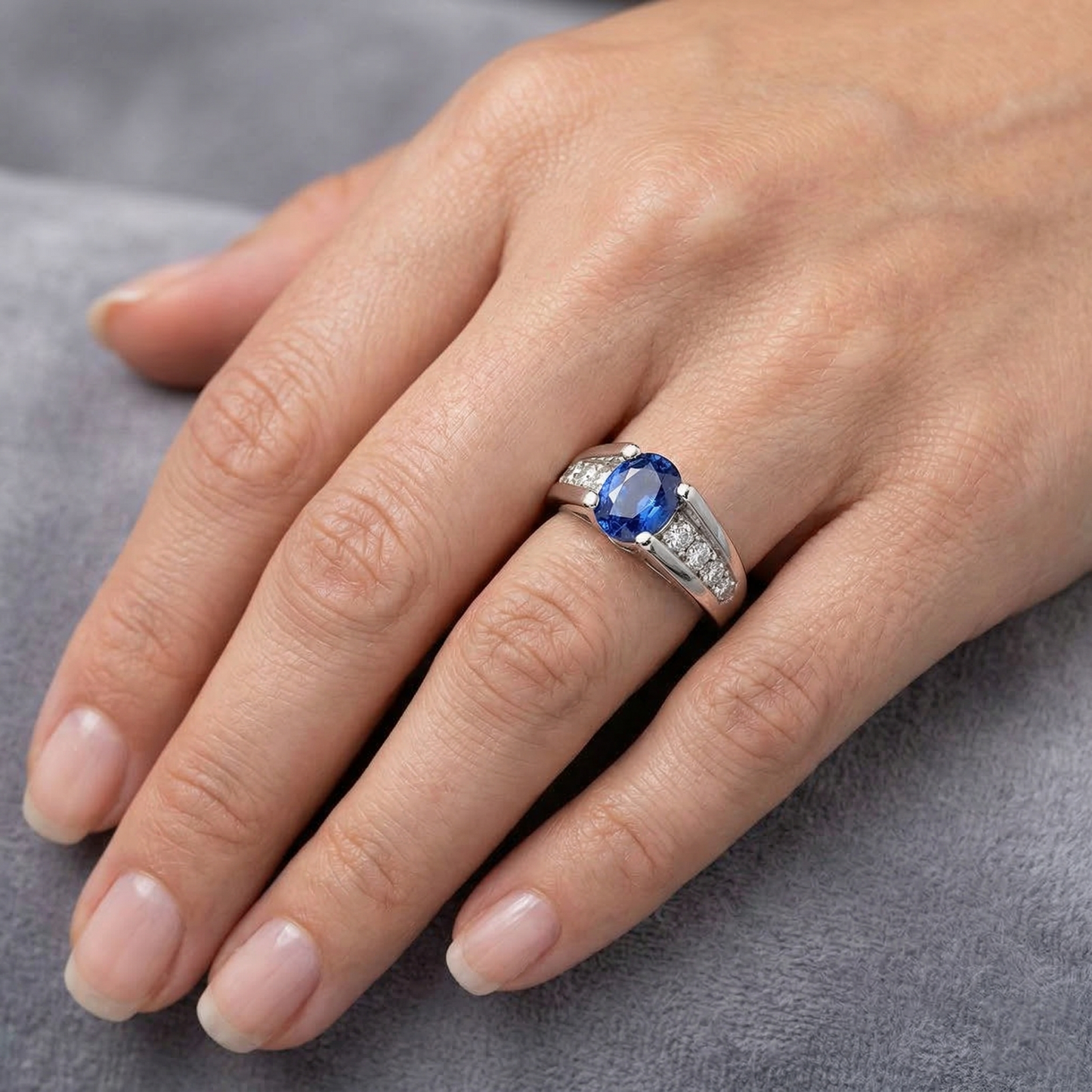 Funkelnder ovaler Ceylon-Saphir-Aus der Erde Abgebauter Natürlicher Diamant-Ring 2.10 Karat Weißgold