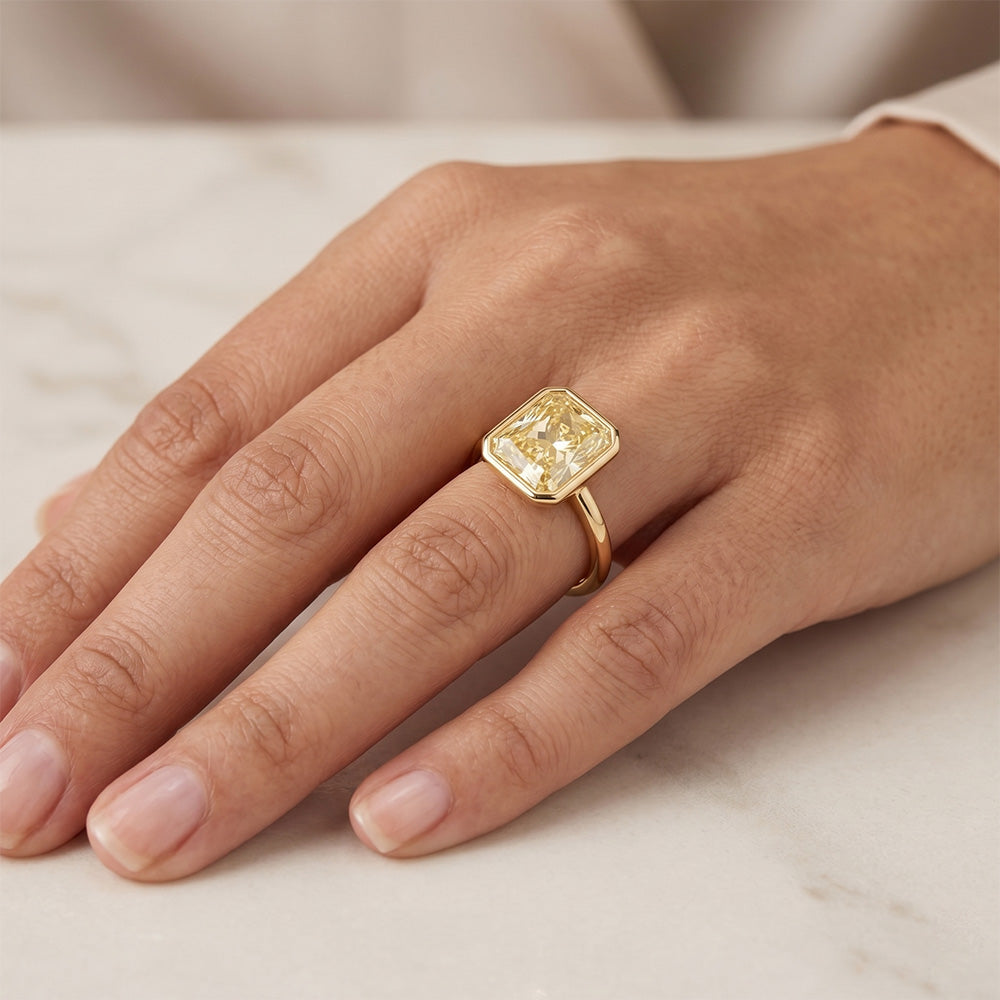 Gelber Kanarienvogel-Diamant im Radiant-Schliff