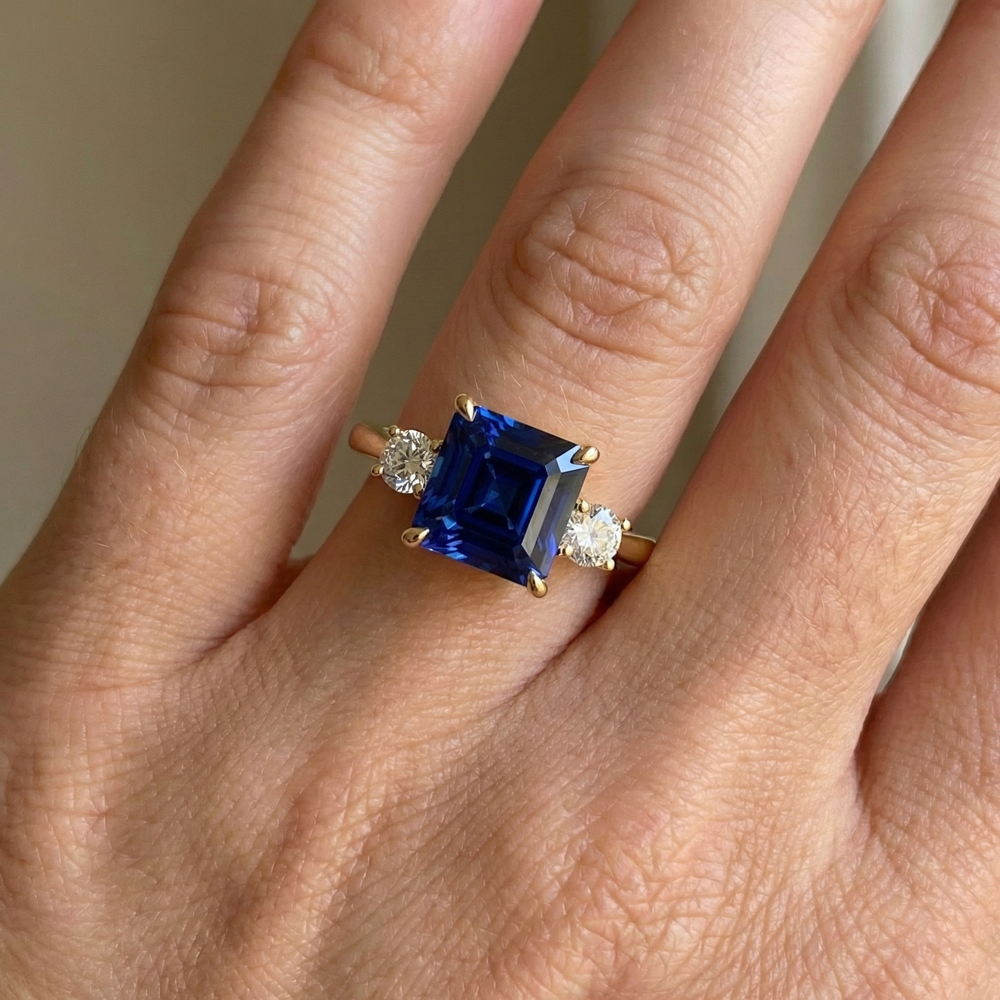 Gelbgold runder Aus der Erde Abgebauter Natürlicher Diamant & Kissen blauer Saphir Ring 2,75 Karat Neu