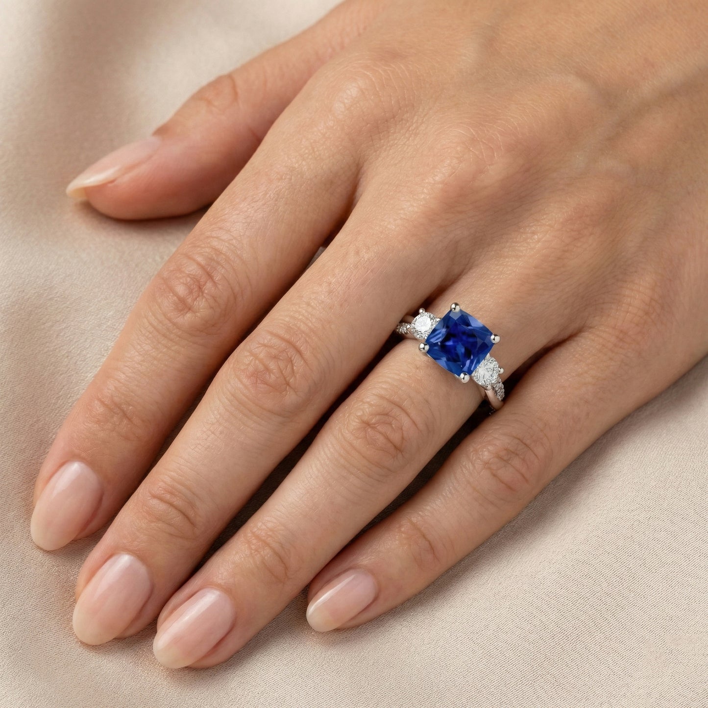 Gold 3 Steine Stil Ringkissen Blauer Saphir Mit Akzenten 2,75 Karat