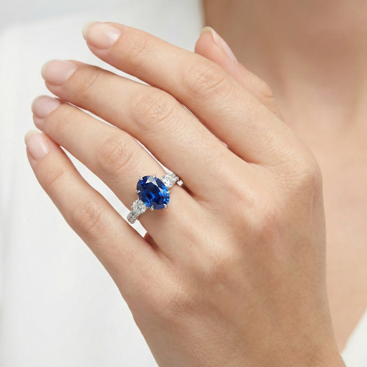 Goldener Jubiläums-Solitär-Blauer Saphir-Ring mit Akzenten 4,50 Karat