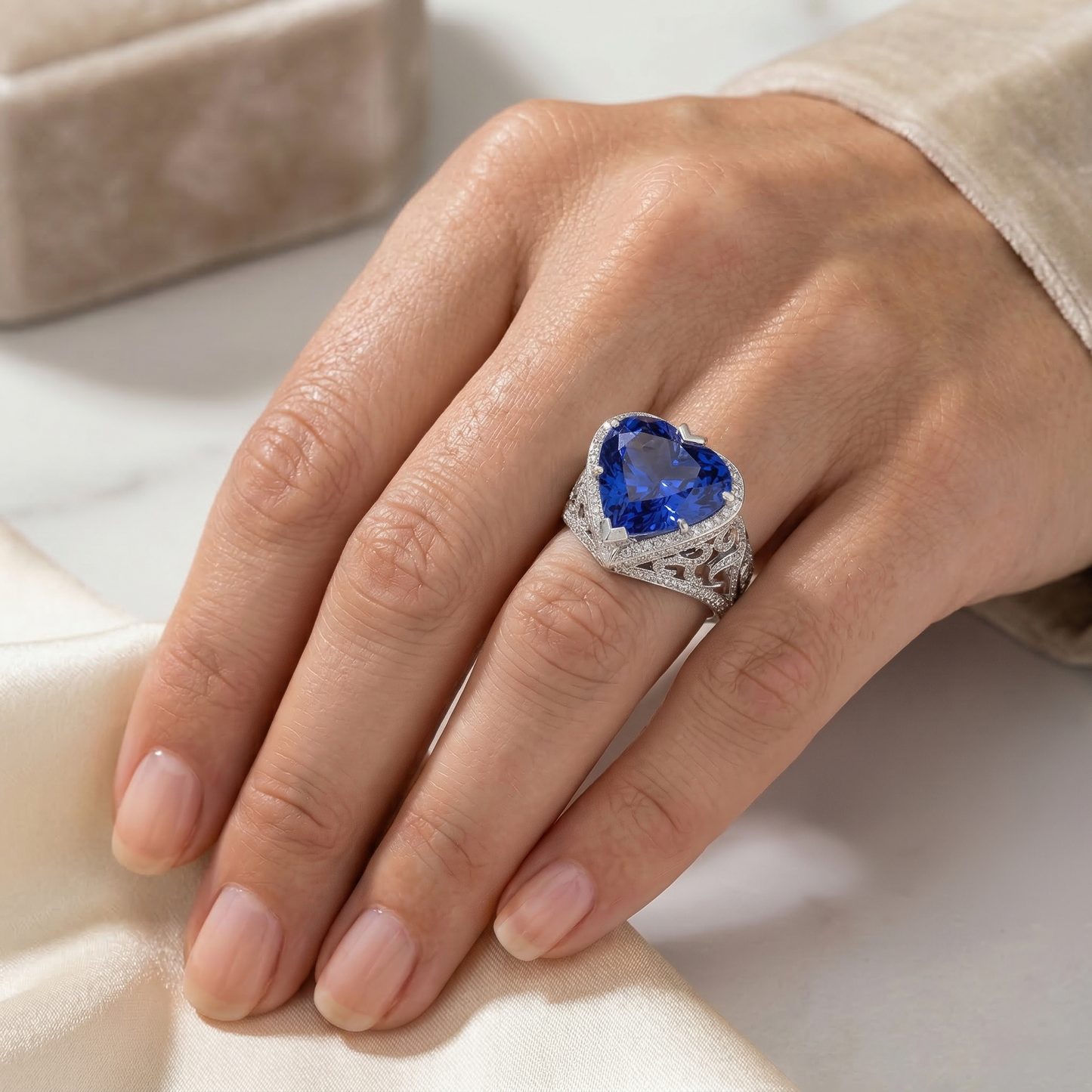 Großer blauer Saphirring im Herzschliff