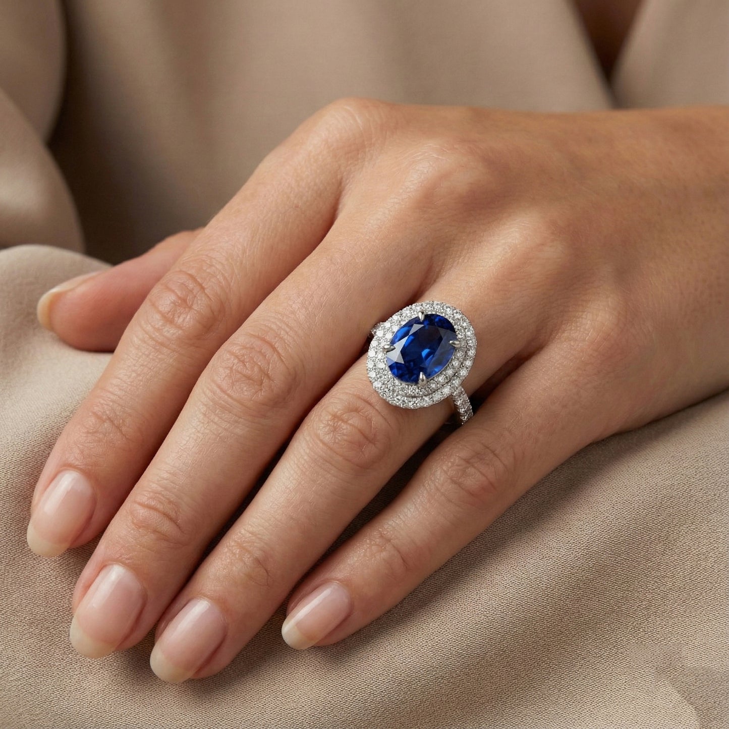 Großer ovaler Sri Lanka blauer Saphir-Aus der Erde Abgebauter Natürlicher Diamant-Ring 4,55 ct Weißgold 14K