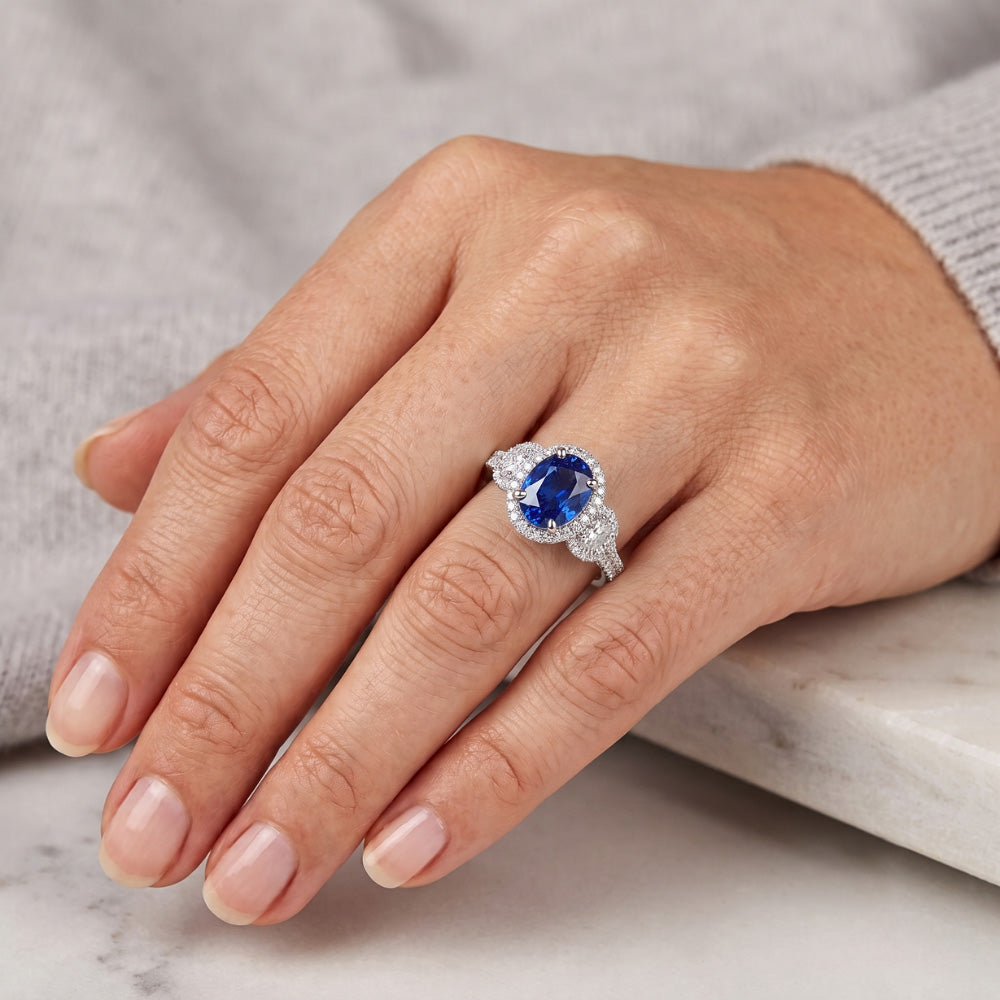 Halo Oval Saphir Ring 3 Steine Stil Gespaltener Schaft 3,50 Karat