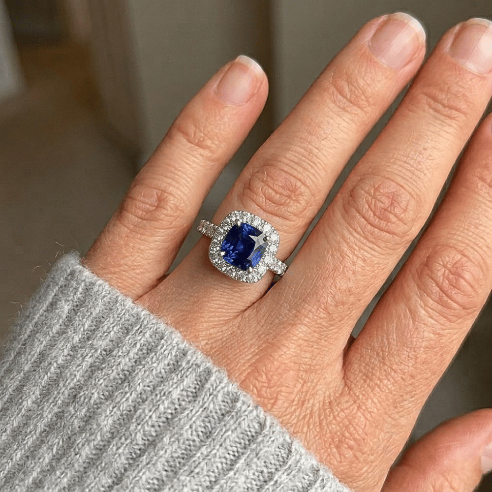 Kissen Ceylon Blue Sapphire mit Aus der Erde Abgebauter Natürlicher Diamanten 2.50 ct. Ring