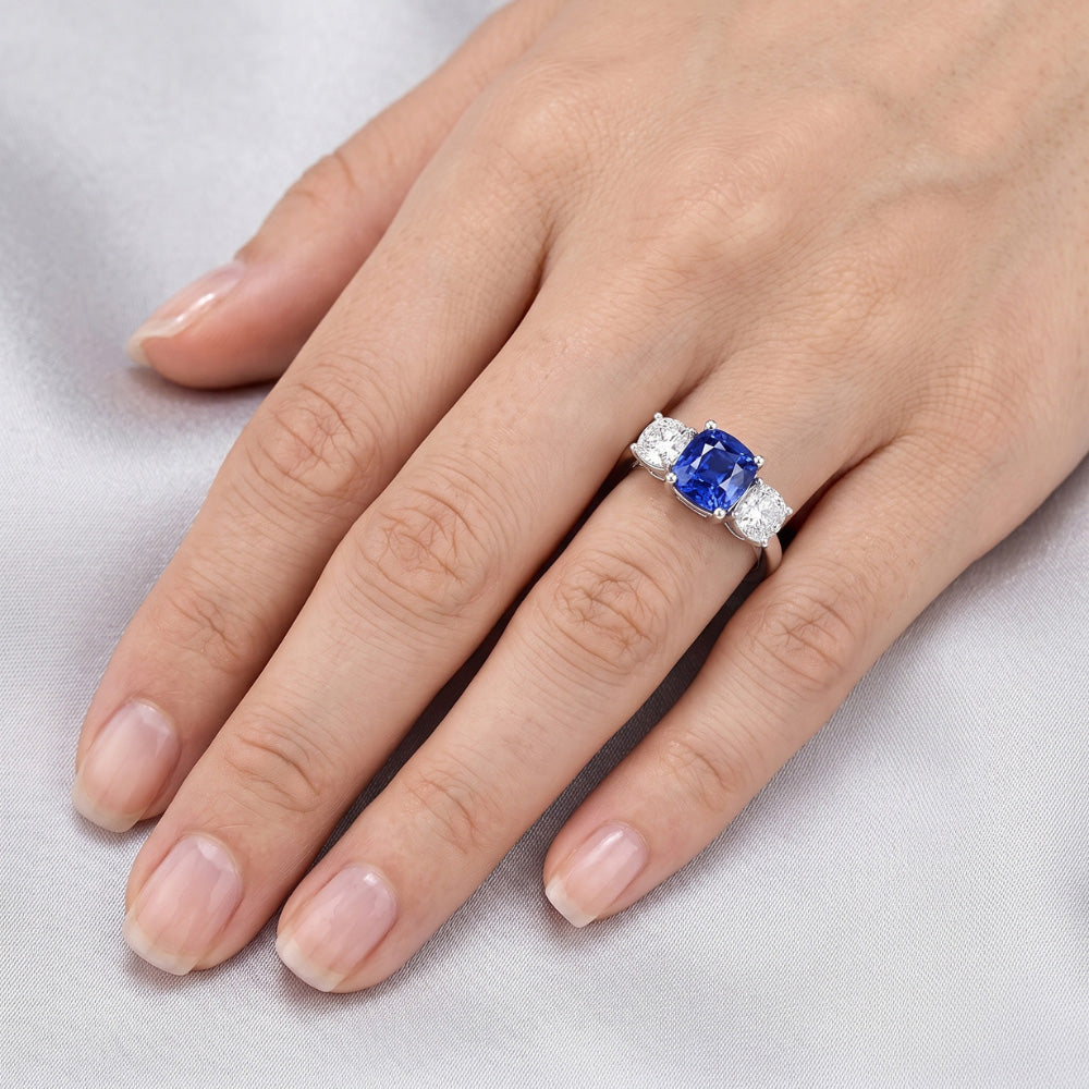 Kissen Saphir Drei Steine Ring 2,50 Karat Aus der Erde Abgebauter Natürlicher Diamanten Goldschmuck