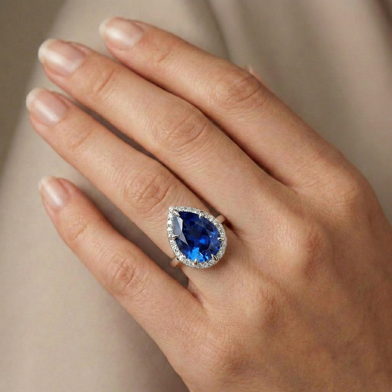 echter round diamant 6.75Karat ring auf Weiß