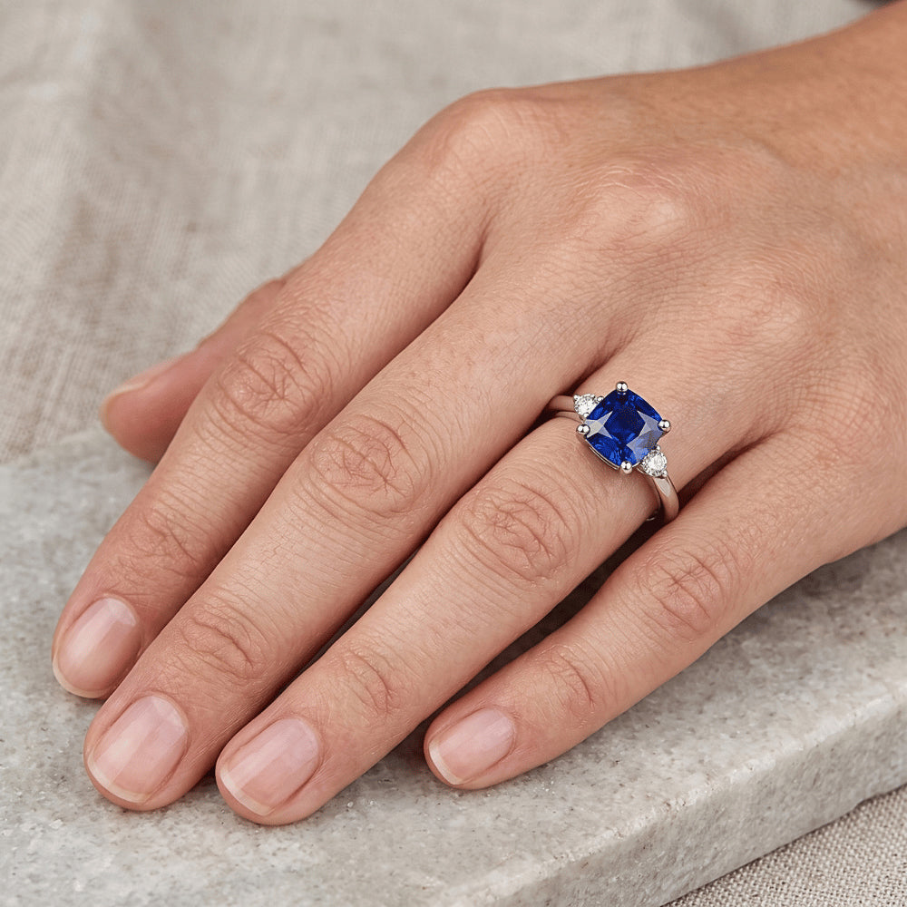 Kleiner runder Aus der Erde Abgebauter Natürlicher Diamant 3 Stein Blauer Saphir Ring Asscher Schliff 2,75 Karat