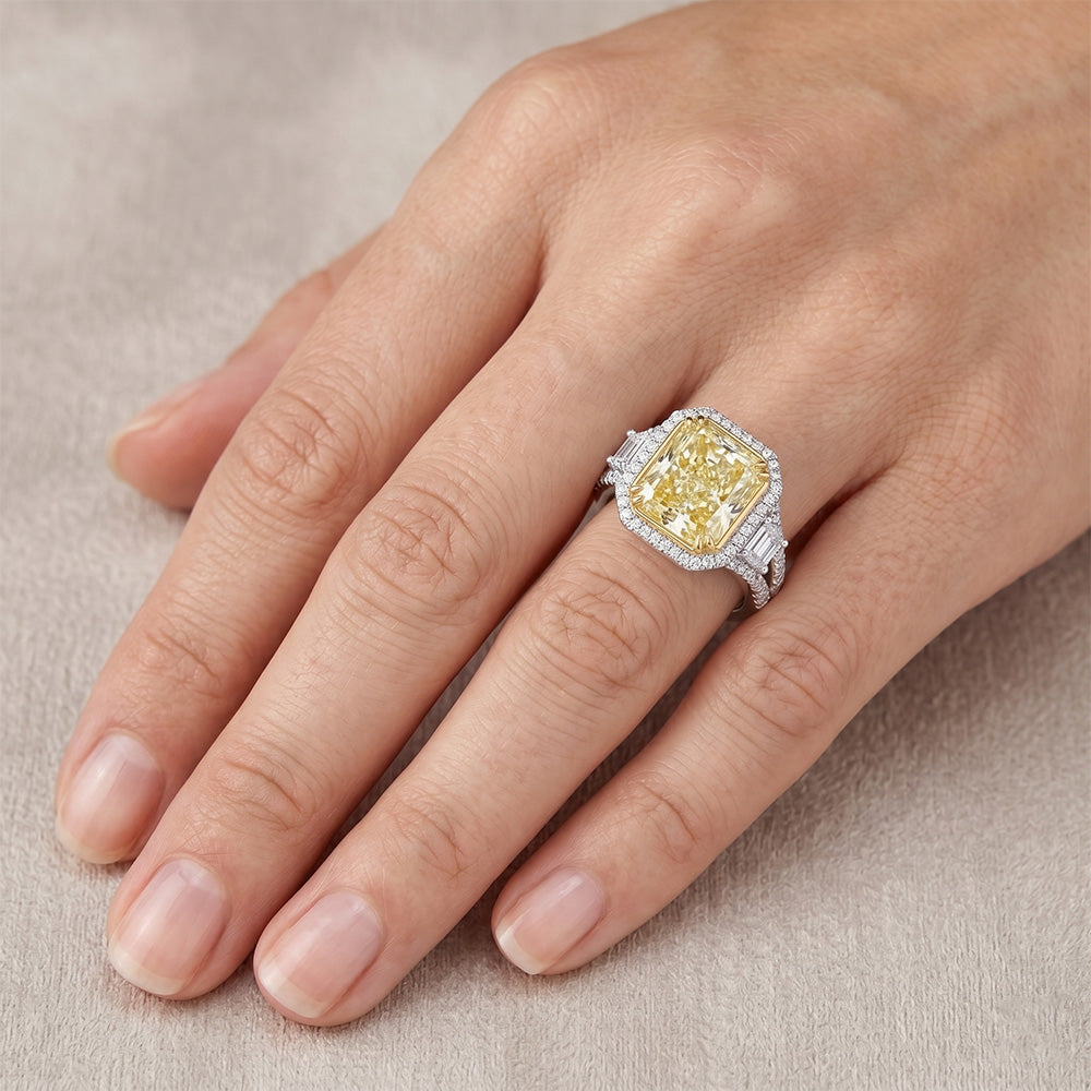 Kunstvoller Halo-Ring mit Radiant Fancy Gelber Diamant – 4 Karat