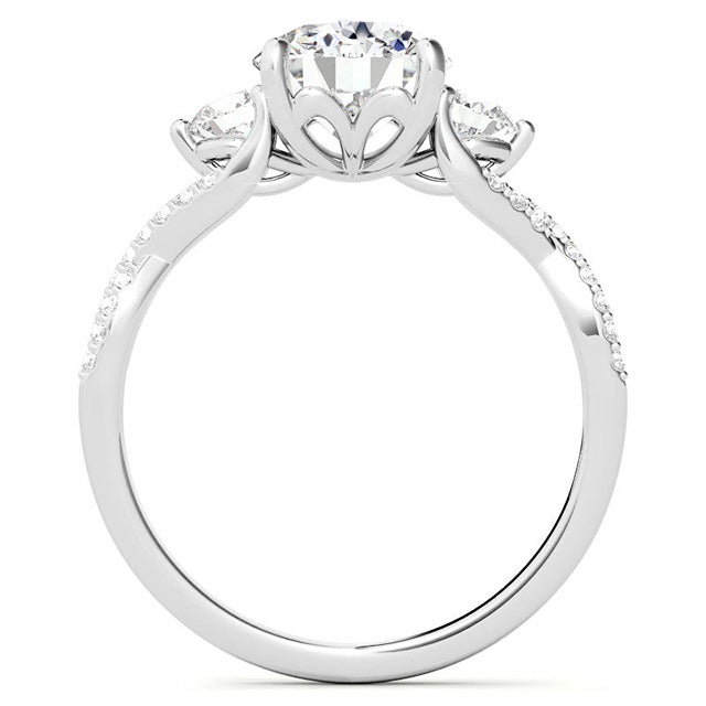 Edler Diamant Old Mine Cut Solitär mit Seitensteinen in 14K Weißgold – Schrägansicht