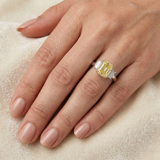 Maßgefertigter Trilogie-Ring mit VVS Gelber Kanarienvogel-Diamant