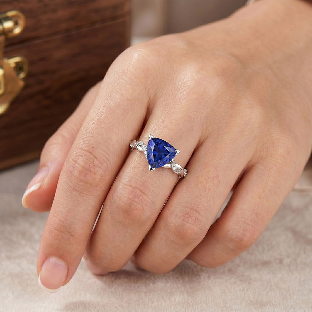 Natürlicher Diamant ( nicht im Labor gezüchtet ) Trillion V Krappenring mit blauem Saphir 2 Karat Twisted Style