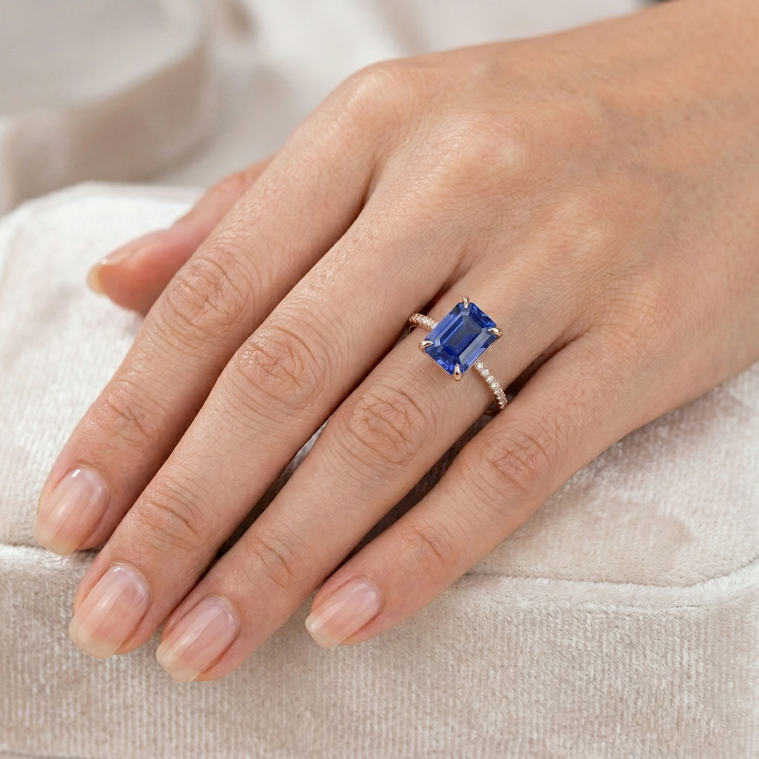 echter round diamant 4.50Karat ring auf Weiß