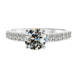 Luxuriöser Jubiläumsband Edler Diamant Solitär-Ring mit Akzenten