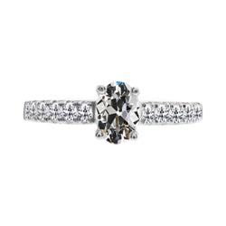 Edler Antik-Kissen-Schliff Diamant Solitär mit Seitensteinen