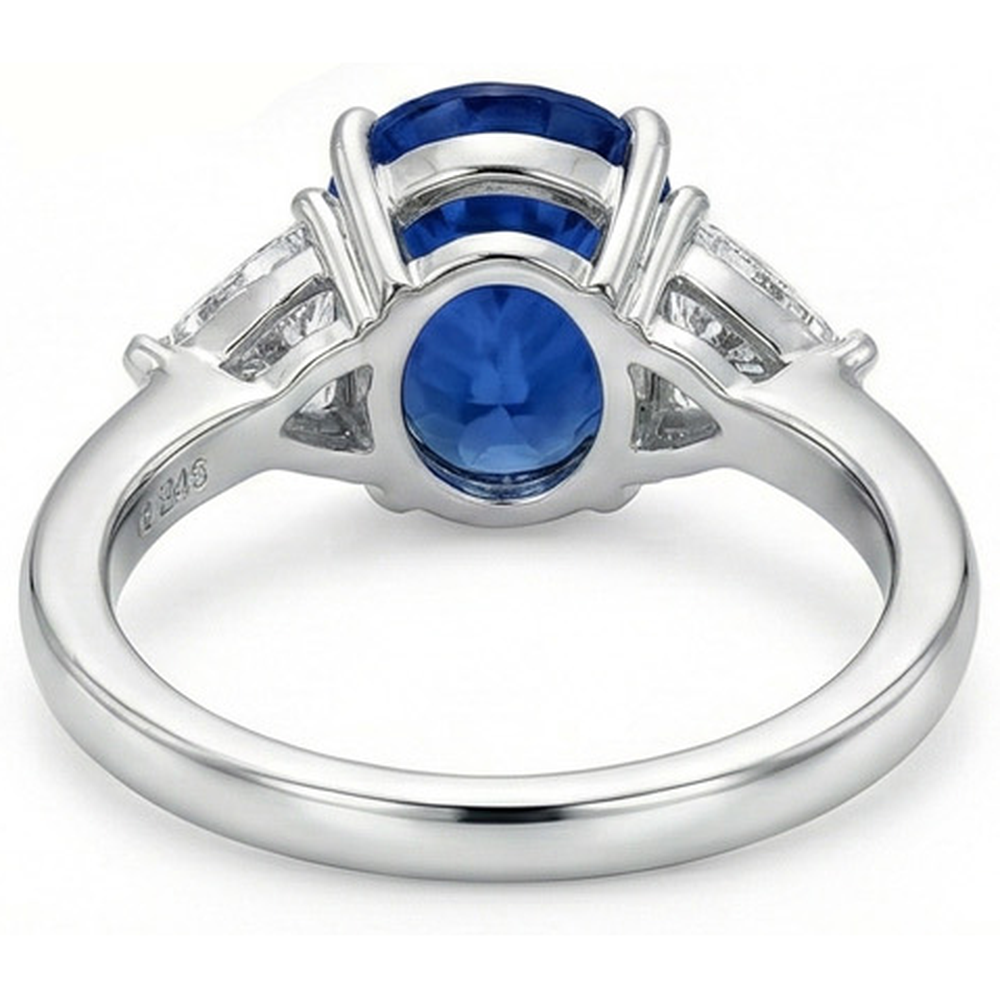 Ovaler Ring mit 3.50 ct. und Trillion Ceylon-Saphir-Aus der Erde Abgebauter Natürlicher Diamanten in Weißgold