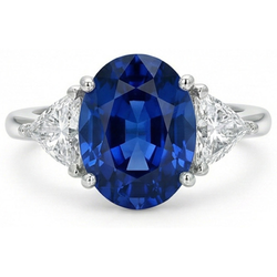 Ovaler Ring mit 3.50 ct. und Trillion Ceylon-Saphir-Aus der Erde Abgebauter Natürlicher Diamanten in Weißgold