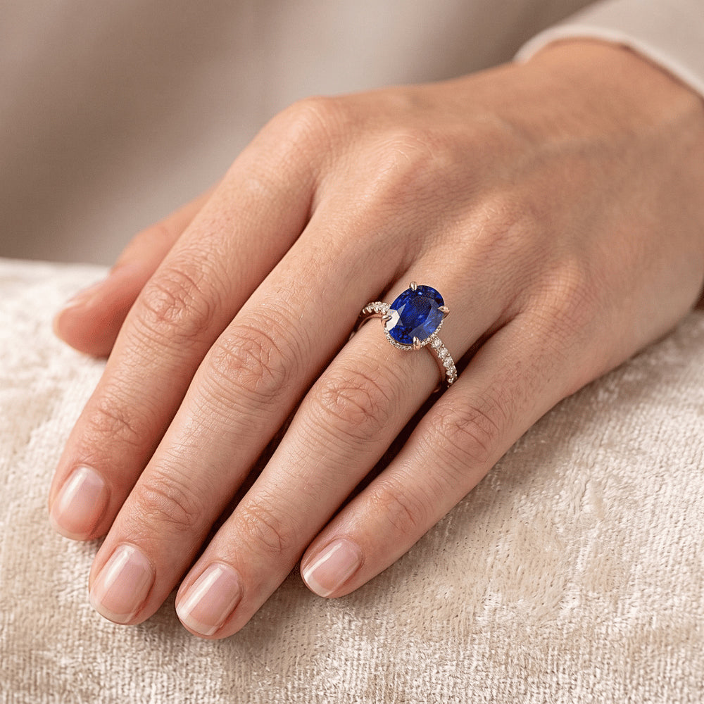 Ovaler blauer Saphirring aus Gelbgold mit Akzenten 4 Karat
