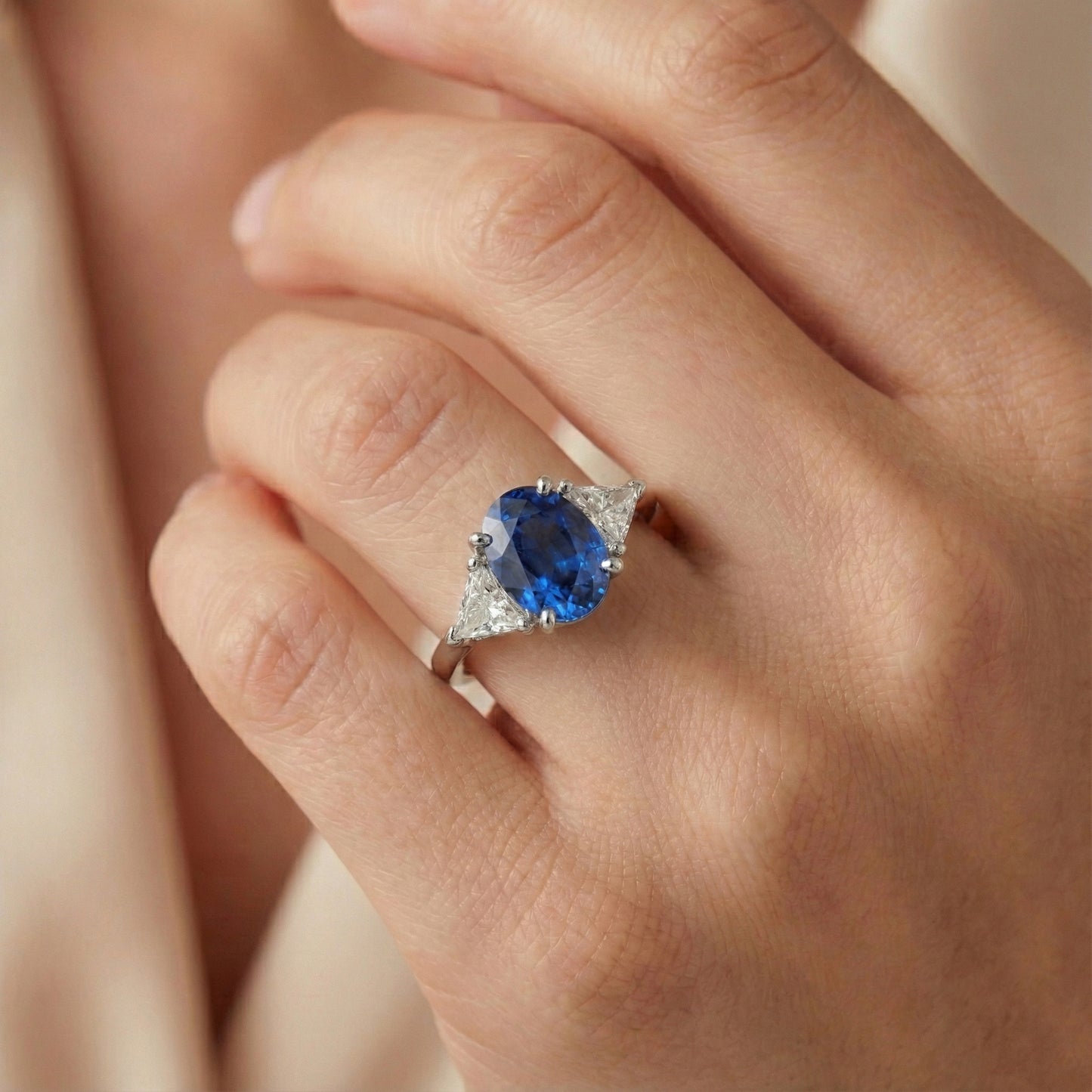 Ovaler Ring mit 3.50 ct. und Trillion Ceylon-Saphir-Aus der Erde Abgebauter Natürlicher Diamanten in Weißgold