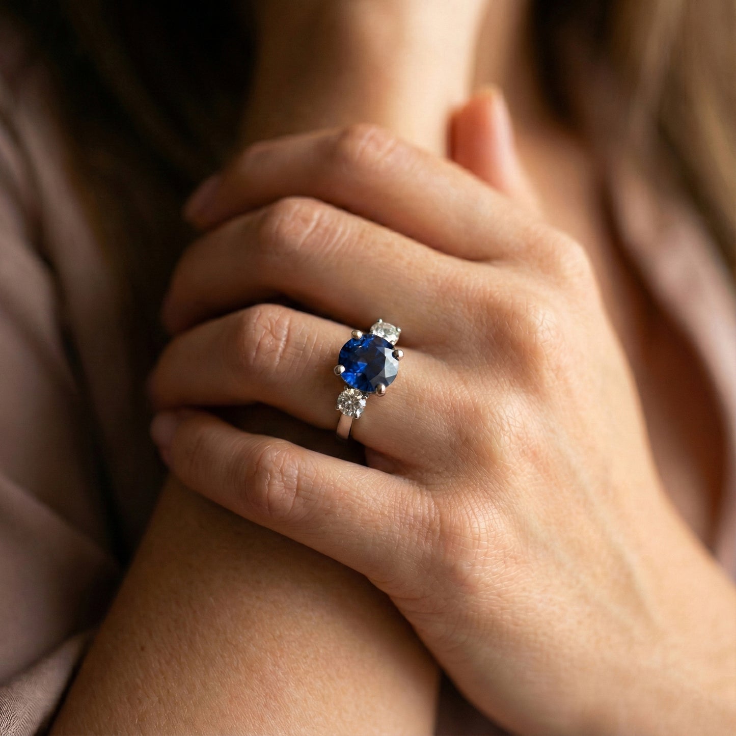 Ovaler Saphir mit 3 Steinen und runden Aus der Erde Abgebauter Natürlicher Diamanten Ring 4 Karat Weißgold 14K